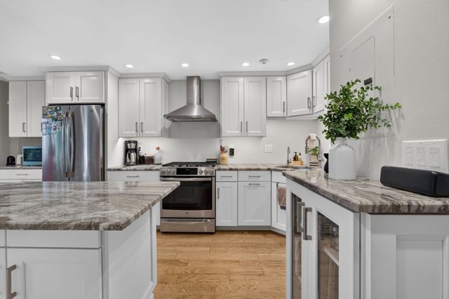 52 Warren St 2, Peabody, MA 01960
