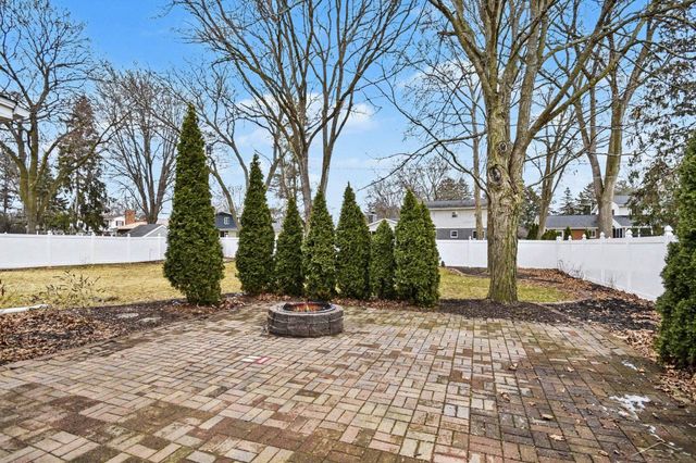 359 Holbrook Lane, Saginaw Twp, MI 48638