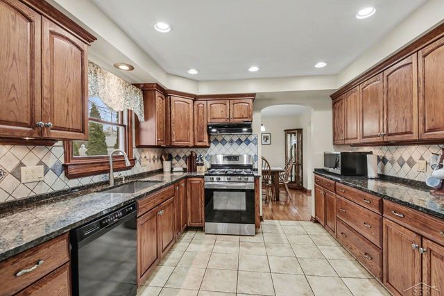 359 Holbrook Lane, Saginaw Twp, MI 48638