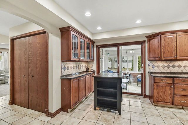 359 Holbrook Lane, Saginaw Twp, MI 48638