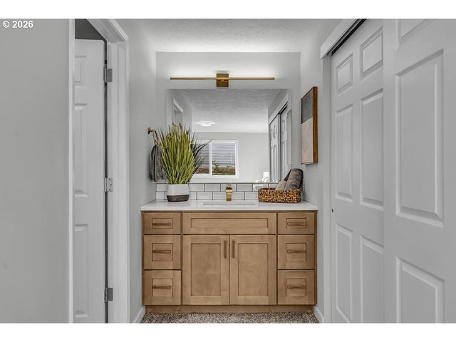 957 Ne KATHRYN St, Hillsboro, OR 97124