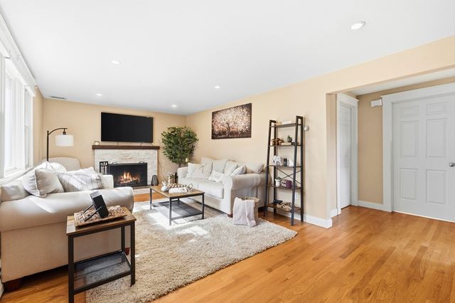 34 Washington Ave, Burlington, MA 01803