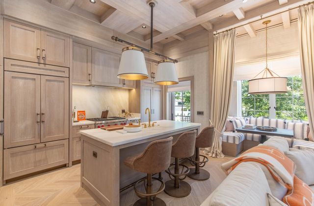 236 Phipps Plaza 202, Palm Beach, FL 33480