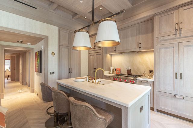 236 Phipps Plaza 202, Palm Beach, FL 33480