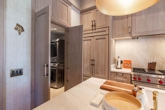 236 Phipps Plaza 202, Palm Beach, FL 33480