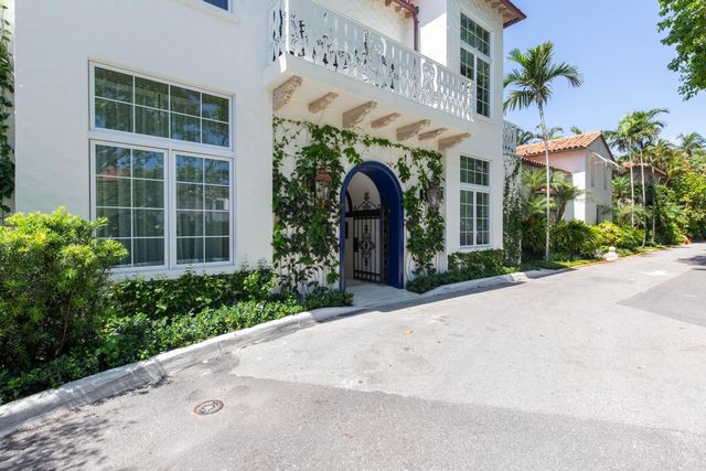 236 Phipps Plaza 202, Palm Beach, FL 33480