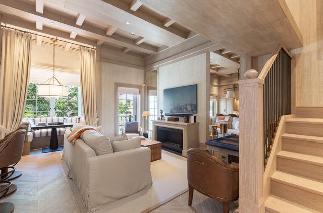 236 Phipps Plaza 202, Palm Beach, FL 33480