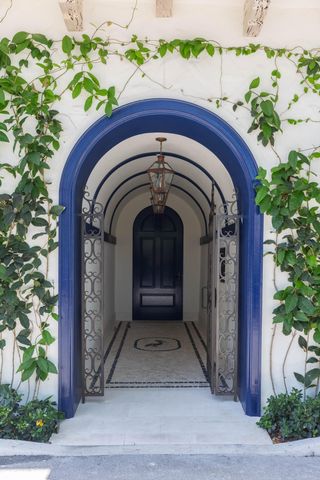 236 Phipps Plaza 202, Palm Beach, FL 33480