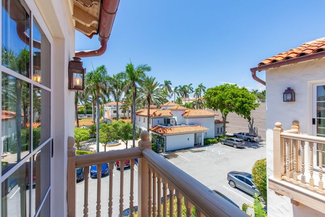 236 Phipps Plaza 202, Palm Beach, FL 33480