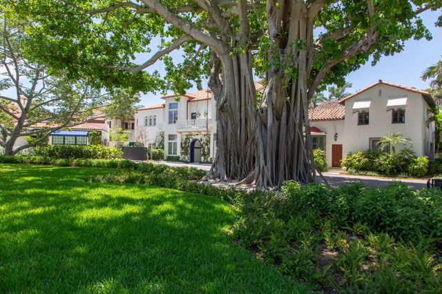236 Phipps Plaza 202, Palm Beach, FL 33480