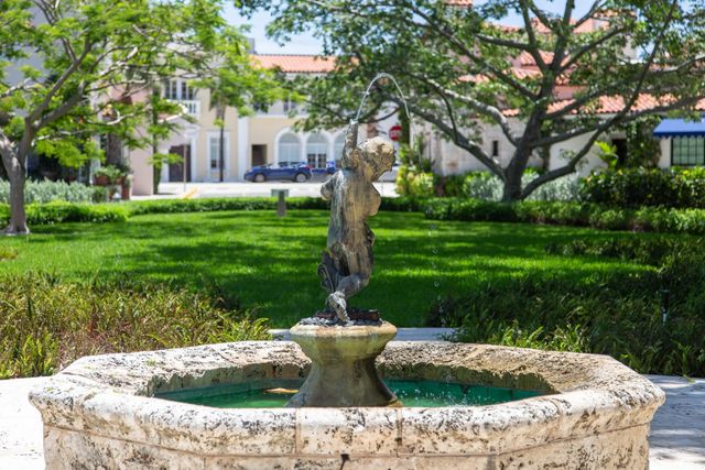 236 Phipps Plaza 202, Palm Beach, FL 33480