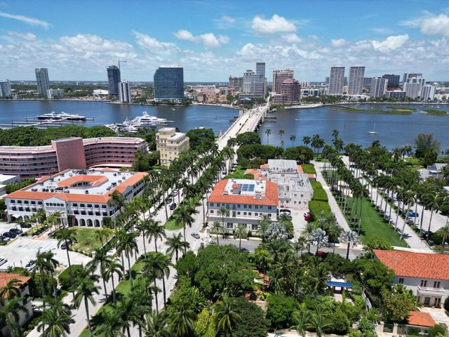 236 Phipps Plaza 202, Palm Beach, FL 33480