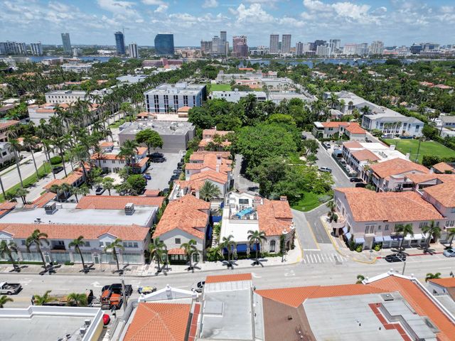 236 Phipps Plaza 202, Palm Beach, FL 33480