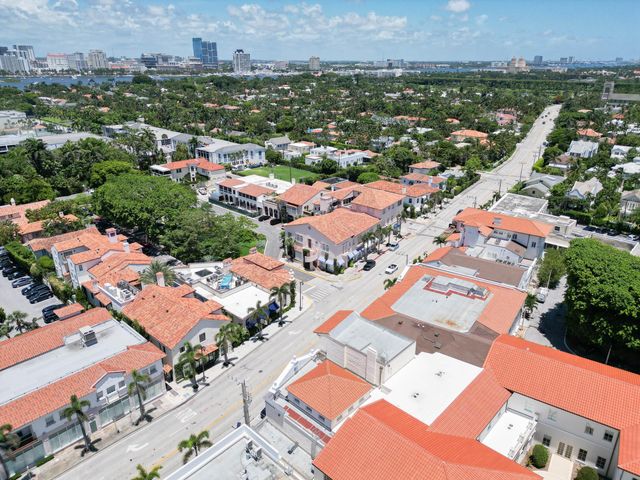 236 Phipps Plaza 202, Palm Beach, FL 33480