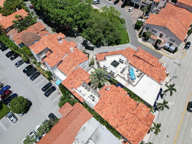 236 Phipps Plaza 202, Palm Beach, FL 33480