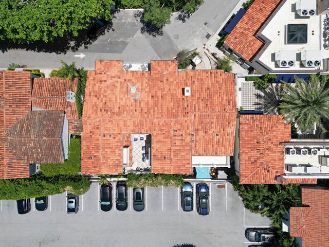 236 Phipps Plaza 202, Palm Beach, FL 33480
