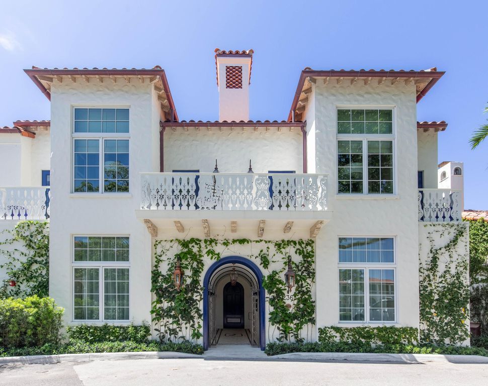 236 Phipps Plaza 202, Palm Beach, FL 33480