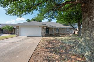 2121 Shamrock Drive, Edmond, OK 73003