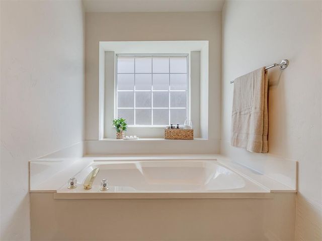 2700 Woodhollow Trail, Edmond, OK 73012