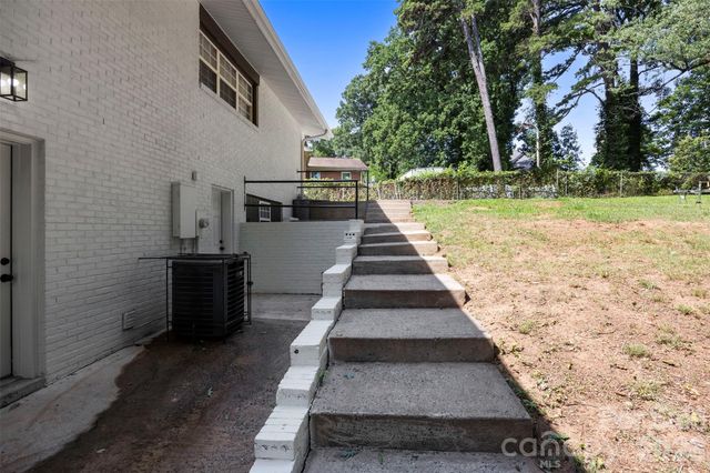 1047 White Plains Road, Charlotte, NC 28213