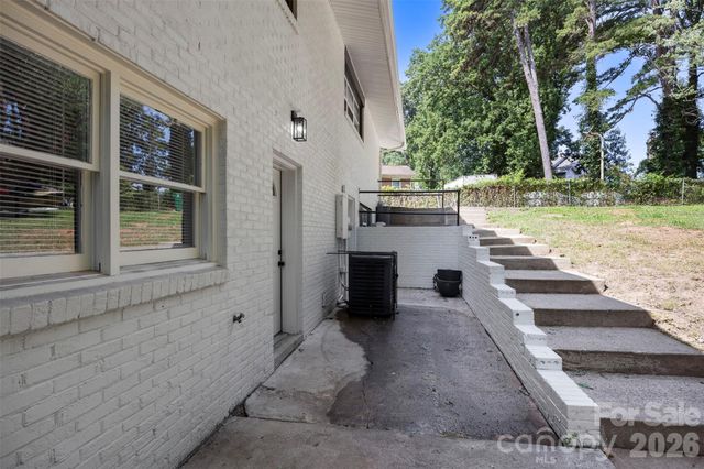 1047 White Plains Road, Charlotte, NC 28213
