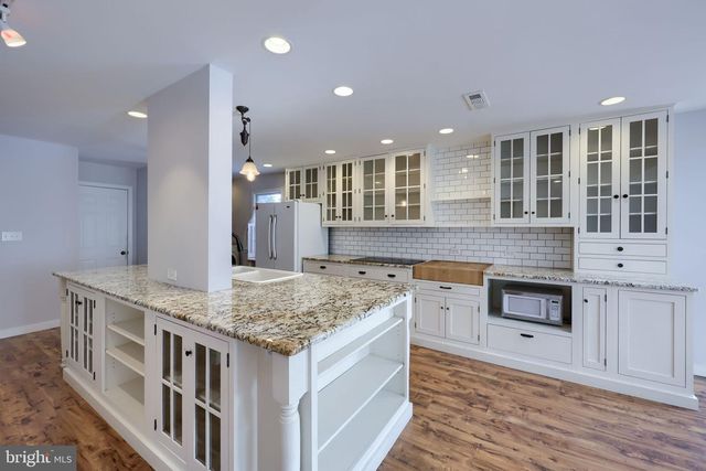 110 PEPPERTON CT, Lititz, PA 17543