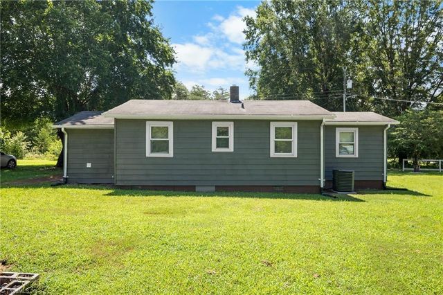 1015 Elsies Place Road, Walnut Cove, NC 27052