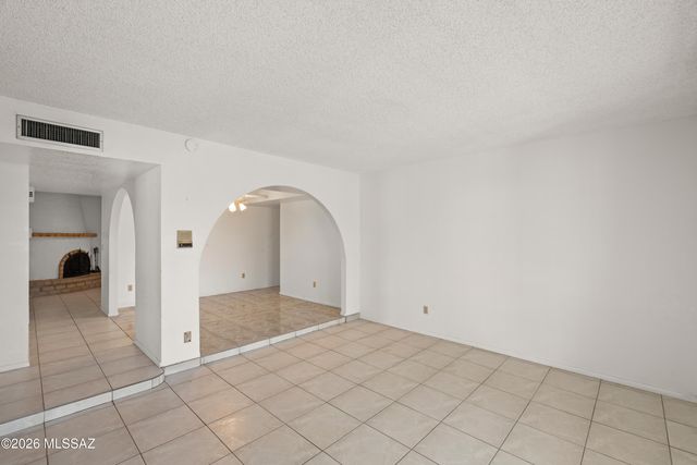 7601 E Rio Verde Drive, Tucson, AZ 85715