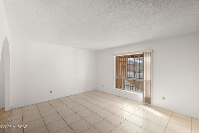 7601 E Rio Verde Drive, Tucson, AZ 85715