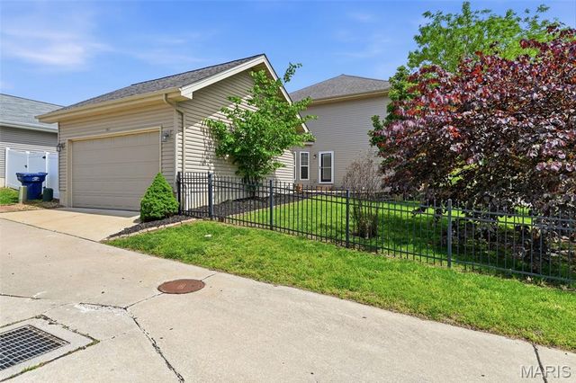 7221 Field Avenue, St Louis, MO 63116