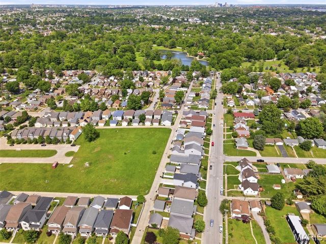 7221 Field Avenue, St Louis, MO 63116