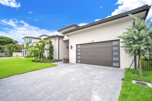5718 W Ashwood Cir W, Hollywood, FL 33312