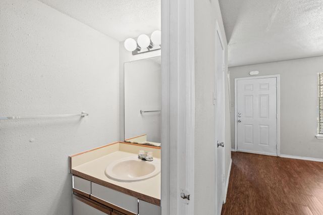 1841 River Crossing CIR B, Austin, TX 78741