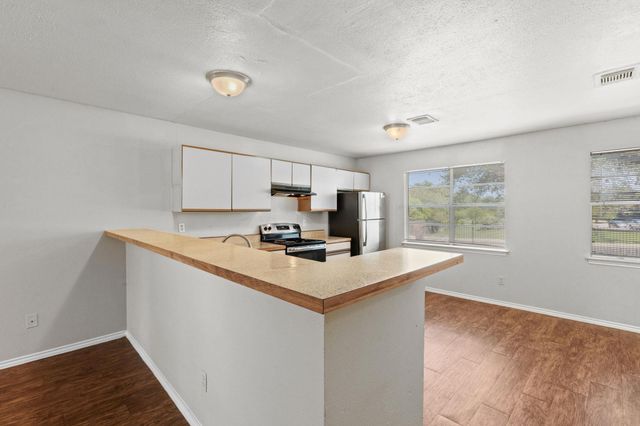 1841 River Crossing CIR B, Austin, TX 78741