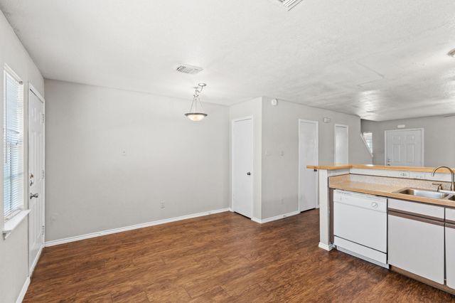 1841 River Crossing CIR B, Austin, TX 78741