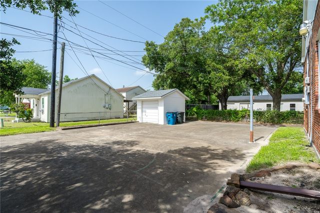 201 W Borden St, Sinton, TX 78387