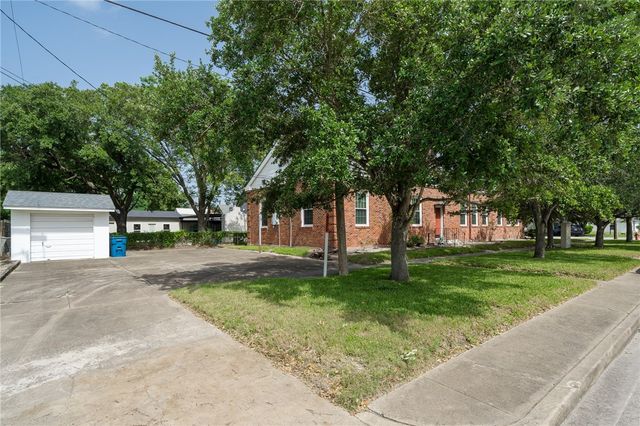 201 W Borden St, Sinton, TX 78387