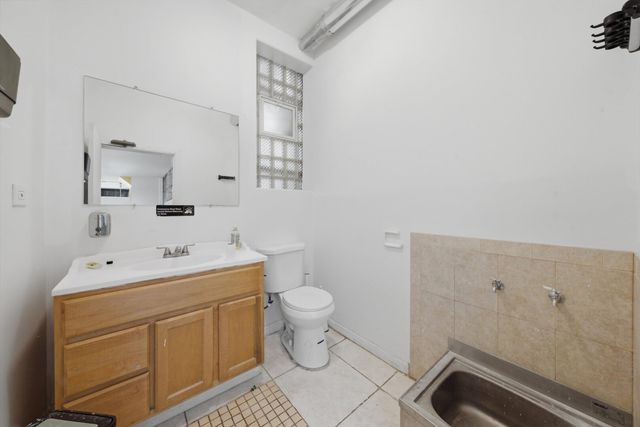 3901 W Fullerton Avenue, Chicago, IL 60647