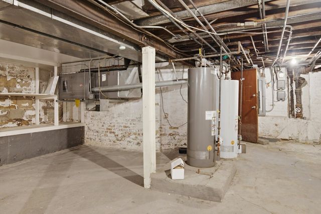 3901 W Fullerton Avenue, Chicago, IL 60647