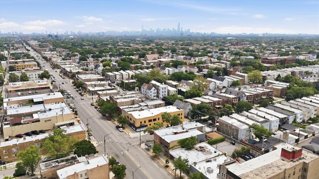 3901 W Fullerton Avenue, Chicago, IL 60647