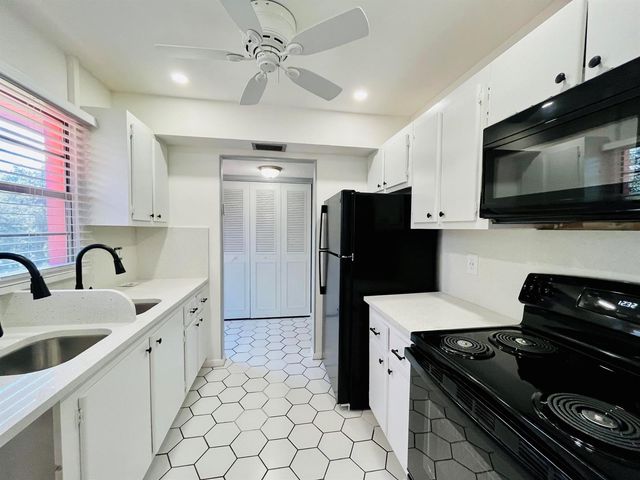 11 Golfs Edge E E, West Palm Beach, FL 33417