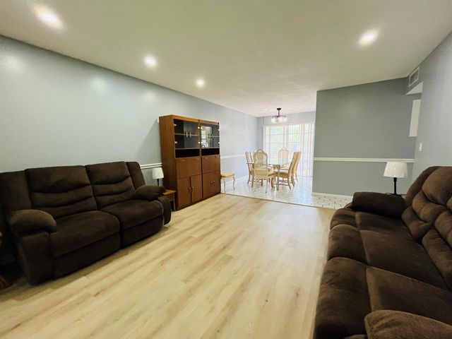 11 Golfs Edge E E, West Palm Beach, FL 33417