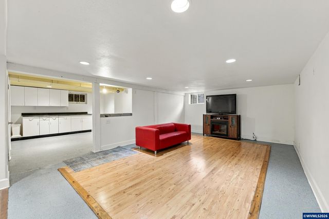 1168 15th St NE, Salem, OR 97301