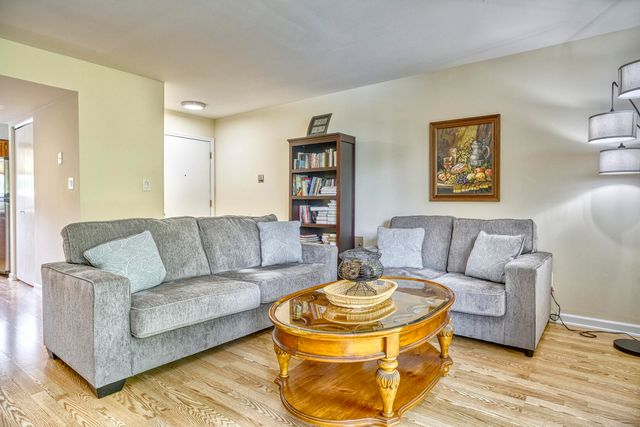 827 N Summit Park Court N, Crown Point, IN 46307
