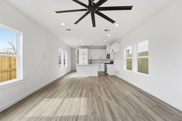 524 N 4th Street, La Porte, TX 77571