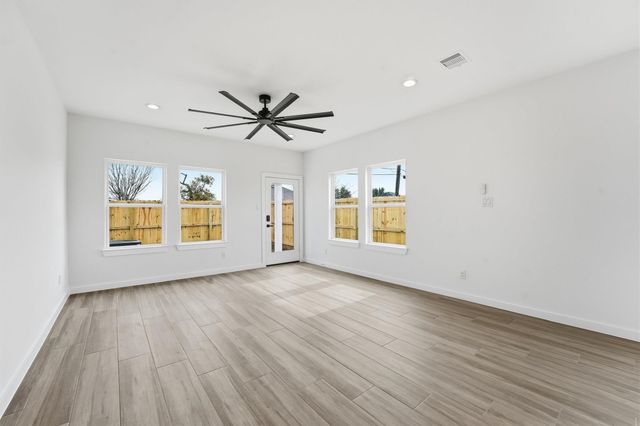 524 N 4th Street, La Porte, TX 77571