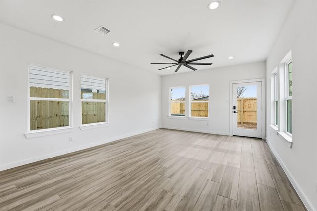 524 N 4th Street, La Porte, TX 77571