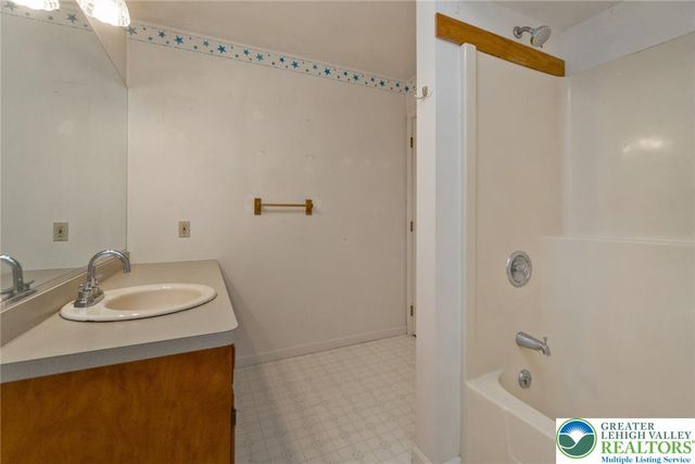 3824 E View Drive, North Whitehall Twp, PA 18069