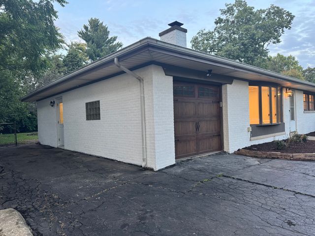 16W318 95th Place, Burr Ridge, IL 60527