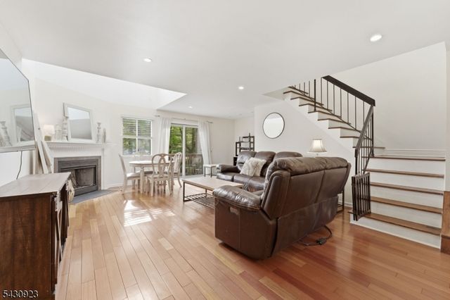 10 Cedar Ct, Raritan Twp., NJ 08822
